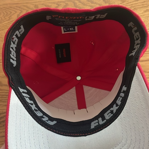 Flex fit adult baseball style hat/cap L-XL-NEW red w/skull embroidered artwork - Picture 8 of 12